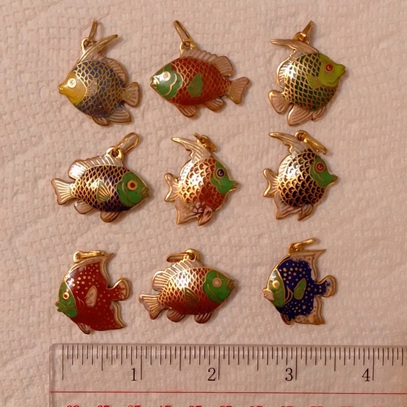 New Vintage lot of 9 Cloisonne Fish Pendants Various sizes/colours - Picture 3 of 8